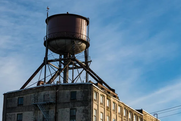 Torre de agua en el techo del edificio antiguo — Foto de Stock