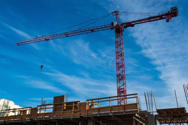 Grúa de construcción contra el cielo azul —  Fotos de Stock