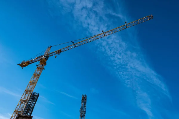 Grúa de construcción contra el cielo azul — Foto de Stock