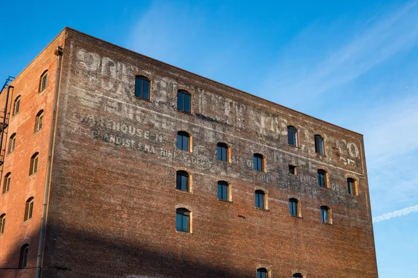 Old red brick warehouse building — Stock Photo, Image