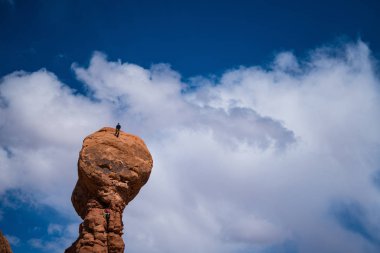 İki kaya dağcılar üzerinde bir uğursuzluk Utah
