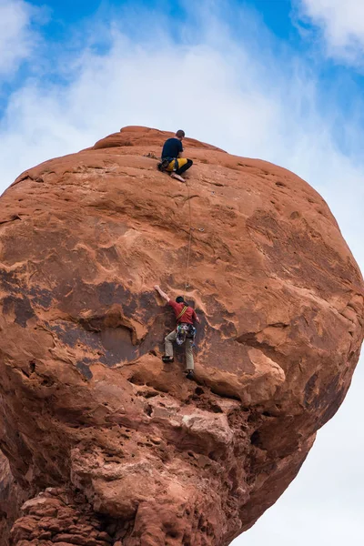 Two rock climbers on a hoodoo in Utah — Stock Photo, Image