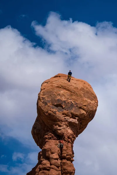 Two rock climbers on a hoodoo in Utah — Stock Photo, Image