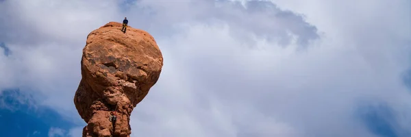 Dos escaladores en un hoodoo en Utah — Foto de Stock