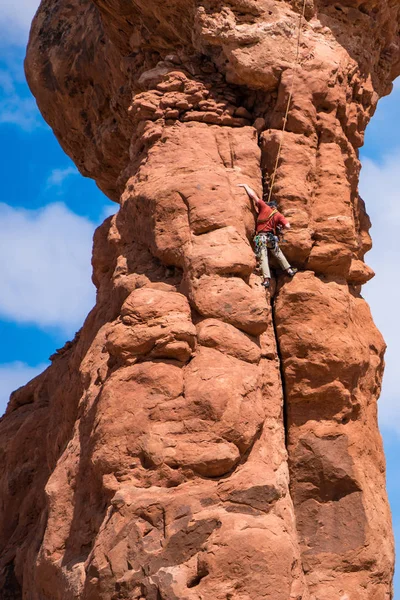 Rock climber on top of a hoodoo, Utah — Stock Photo, Image