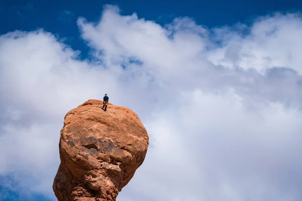 Скеля climber на вершині шаманство, штат Юта — стокове фото