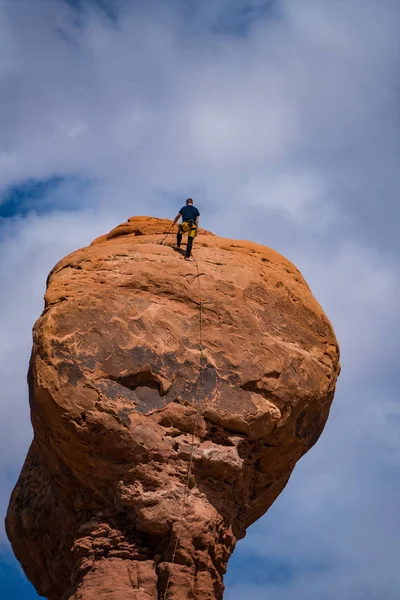 Alpinista no topo de um hoodoo, Utah — Fotografia de Stock