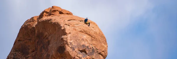 Escalador de rocas en la cima de un hoodoo, Utah —  Fotos de Stock