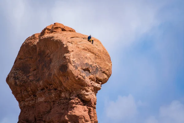 Escalador de rocas en la cima de un hoodoo, Utah —  Fotos de Stock