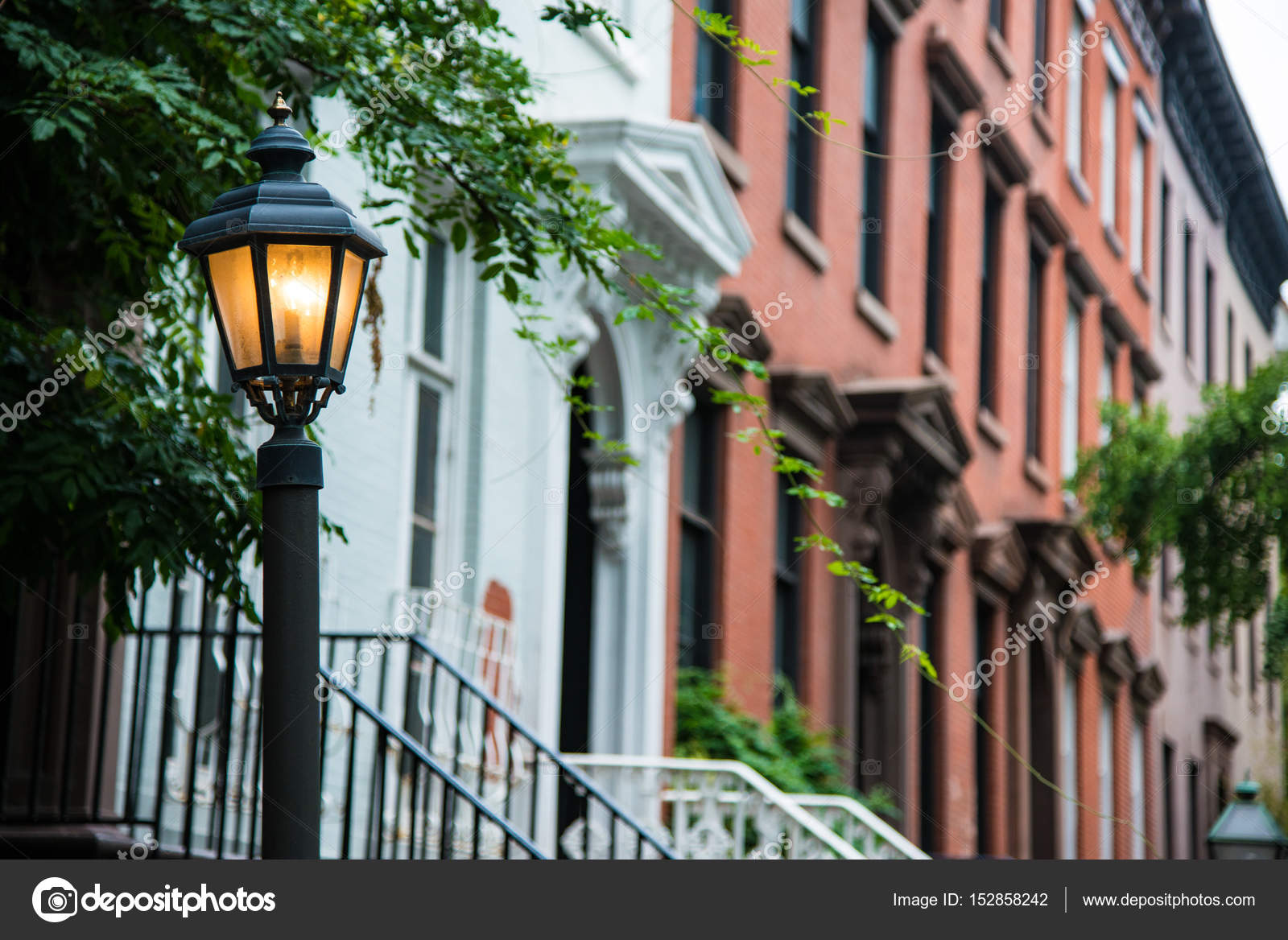 Old lamppost near red brick apartments, New York City — Stock Photo ... Old lamppost near red brick apartments, New York City — Stock Photo ...