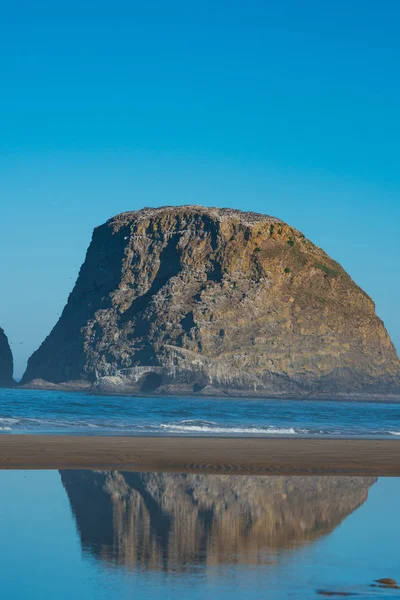 Seastacks in de vroege ochtend licht, op de kust van Oregon. — Stockfoto