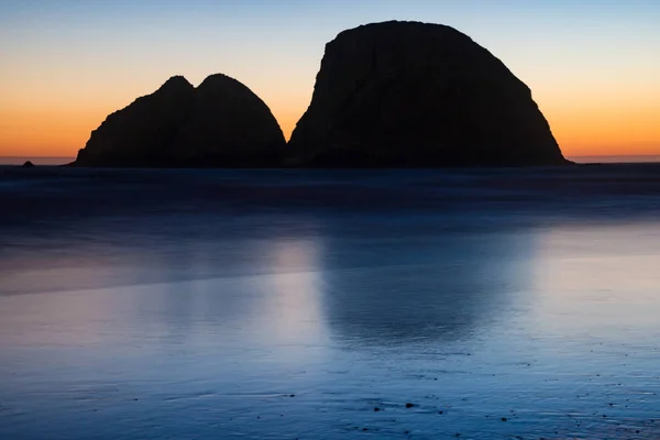 Rotsachtige kust van Oregon bij zonsondergang — Stockfoto