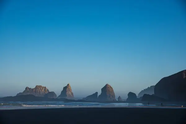 Seastacks w świetle wcześnie rano, na wybrzeżu Oregonu. — Zdjęcie stockowe