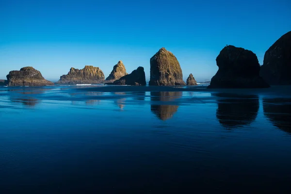 Seastacks in de vroege ochtend licht, op de kust van Oregon. — Stockfoto