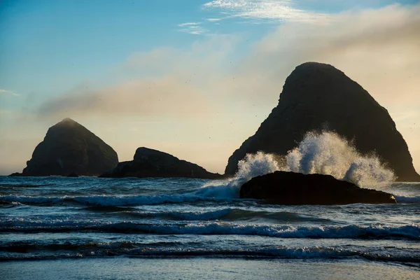 Waves breaking on rocks on Oregon coast — Stock Photo, Image