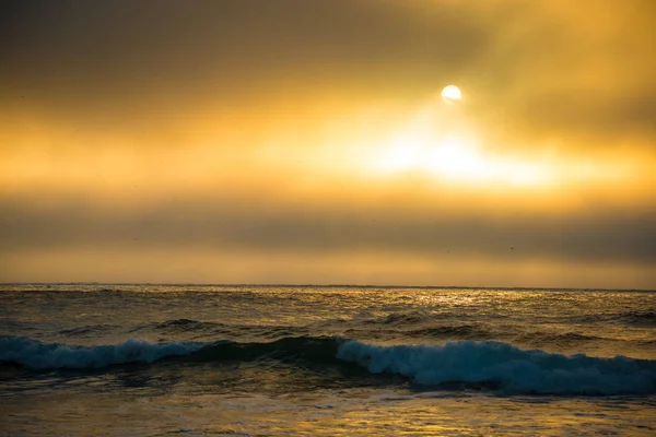 Puesta de sol y olas en el océano Pacífico — Foto de Stock