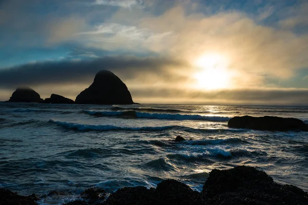 Rotsachtige kust bij zonsondergang, Oregon — Stockfoto