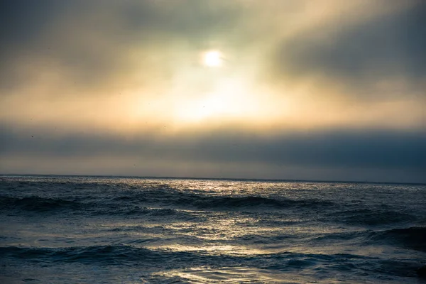 Puesta de sol y olas en el océano Pacífico — Foto de Stock