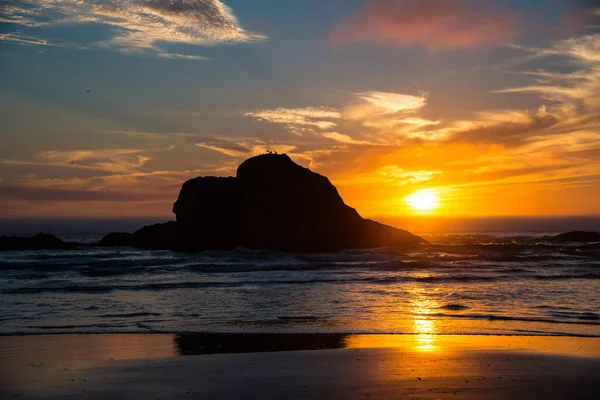 Zonsondergang op de rotsachtige kust van Oregon — Stockfoto