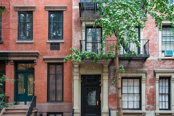 Classic New York apartment buildings in Greenwich Village — Stock Photo, Image