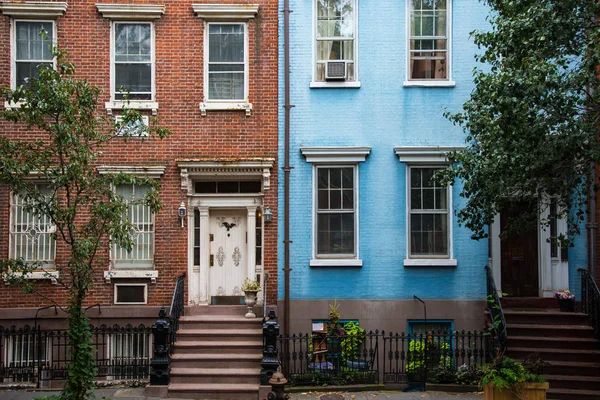 Classic New York apartment buildings in Greenwich Village — Stock Photo, Image