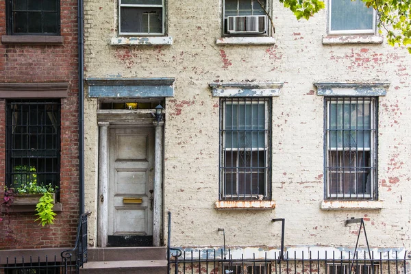 Classic New York apartment buildings in Greenwich Village — Stock Photo, Image