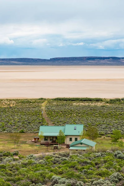 Ranch house ai margini del deserto di Alvord, Oregon — Foto Stock