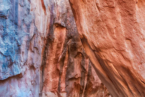 Colores y formas abstractas en un cañón de ranura, Utah — Foto de Stock