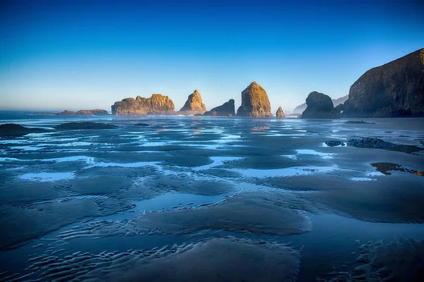 Seastacks in de vroege ochtend licht, op de kust van Oregon. — Stockfoto