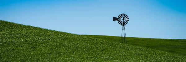 Old-fashioned windmill on the horizon in the Palouse region of e — Stock Photo, Image
