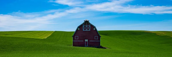 Granero rojo en los campos de trigo de la región de Palouse del este de Wa — Foto de Stock