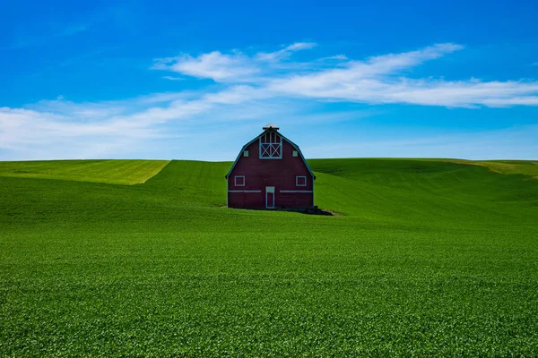 Red barn in the wheat fields of the Palouse region of eastern Wa — Stock Photo, Image