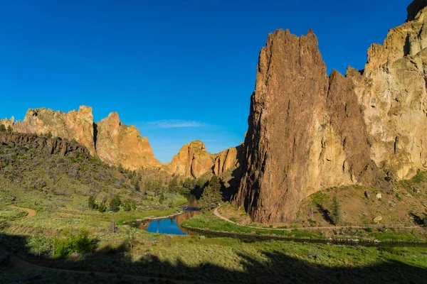 Smith rocas State Park y el torcido río en Oregon en Sunris — Foto de Stock