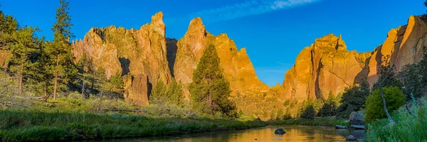 Smith rocas State Park y el torcido río en Oregon en Sunris — Foto de Stock