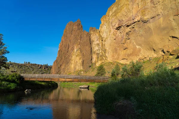 Smith rocas State Park y el torcido río en Oregon en Sunris — Foto de Stock