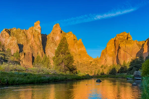 Smith rocas State Park y el torcido río en Oregon en Sunris — Foto de Stock