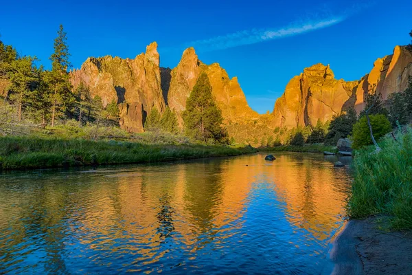 Smith rocks state park und der krumme fluss in oregon bei sunris — Stockfoto