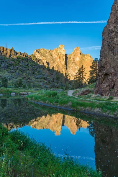 Smith rocas State Park y el torcido río en Oregon en Sunris — Foto de Stock