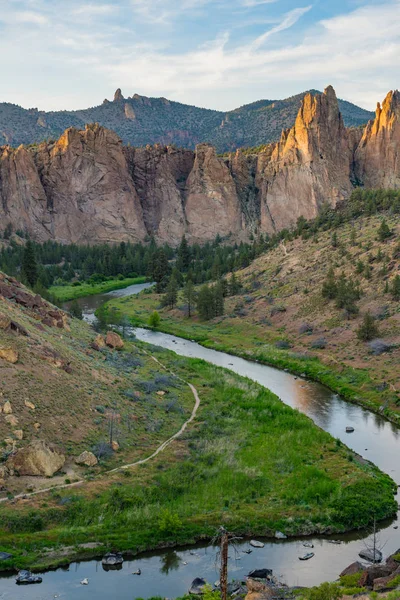 Смит раскачивает государственный парк и кривую реку в Орегоне на закате — стоковое фото