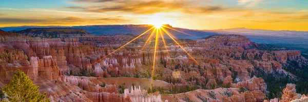 Krásný východ slunce s slunečních paprsků v Bryce Canyon national Park v — Stock fotografie