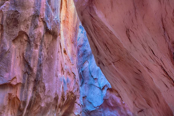 Colores y formas abstractas en un cañón de ranura, Utah — Foto de Stock