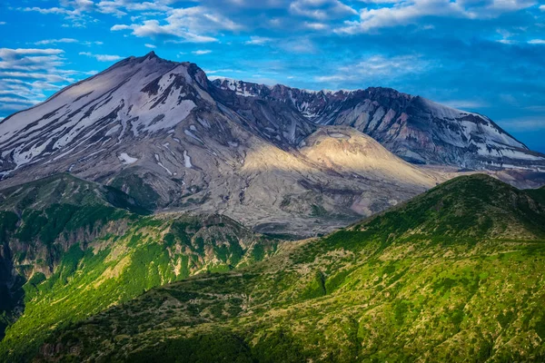 Mount St. Helens volcano and the blast zone landscape — Stock Photo, Image