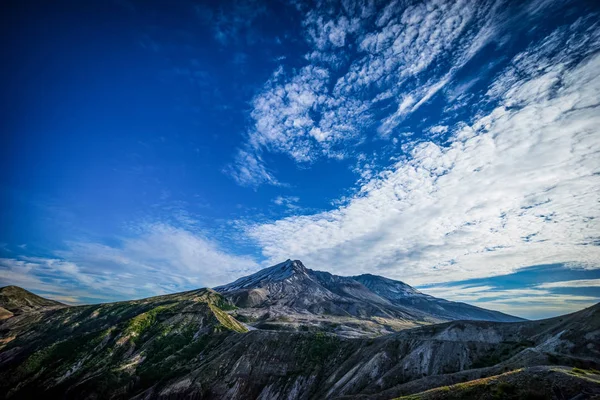 Mount St. Helens volcano and the blast zone landscape — Stock Photo, Image