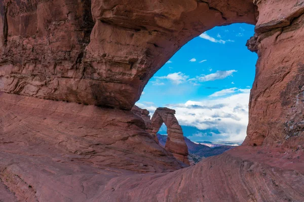 Delicado arco en el Parque Nacional Arches, visto a través de un agujero en — Foto de Stock