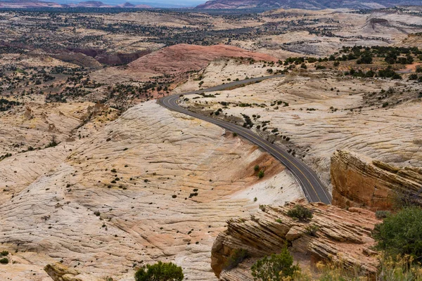 Strada asfaltata nel canyon e Mesa paese del sud dello Utah — Foto Stock