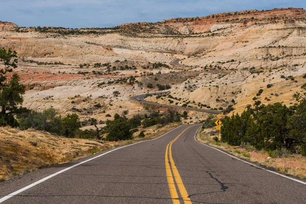 Strada asfaltata nel canyon e Mesa paese del sud dello Utah — Foto Stock