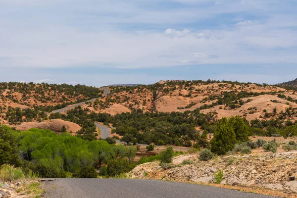 Zpevněné silnice v kaňonu a Mesa země jižního Utahu — Stock fotografie