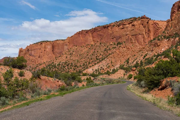 Strada asfaltata nel canyon e Mesa paese del sud dello Utah — Foto Stock