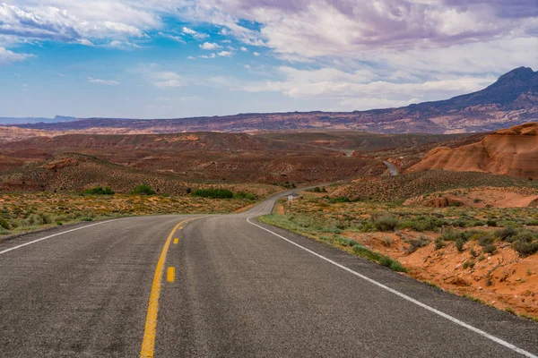 Estrada pavimentada no desfiladeiro e no país Mesa do Sul do Utah — Fotografia de Stock