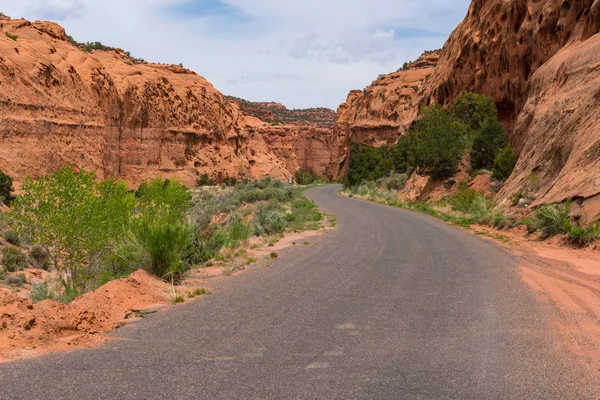 Zpevněné silnice v kaňonu a Mesa země jižního Utahu — Stock fotografie